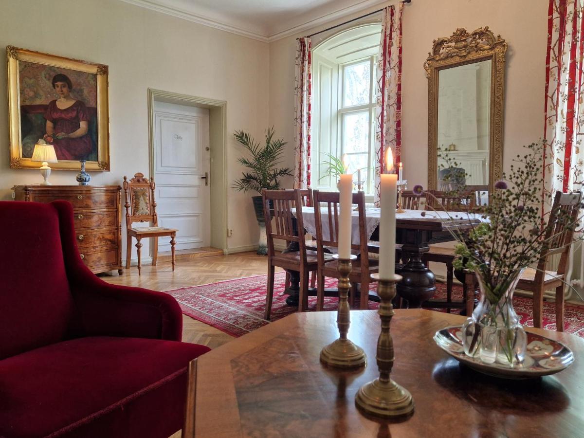 Naeaes Slott Guest House Floda  Exterior photo