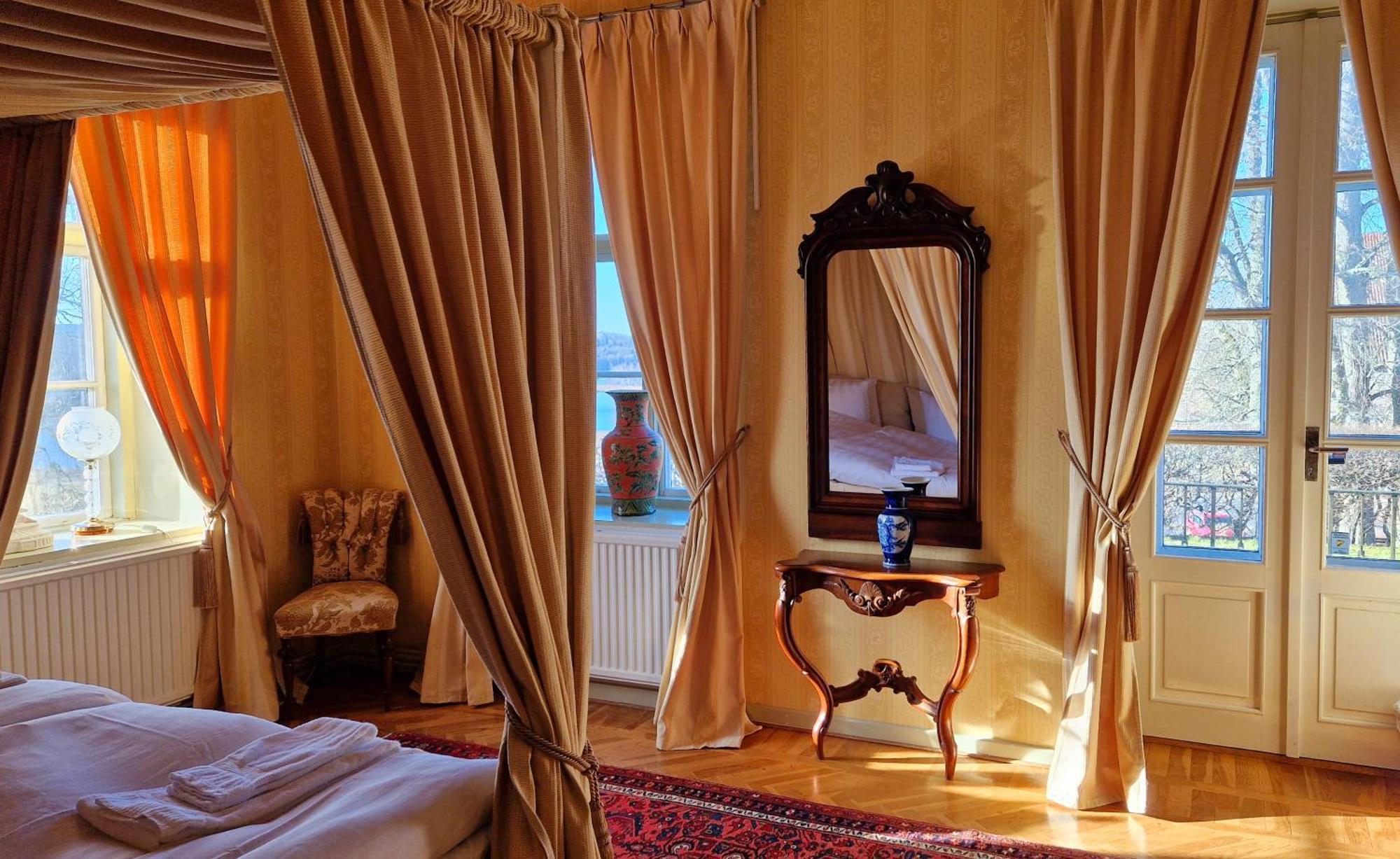 Naeaes Slott Guest House Floda  Exterior photo