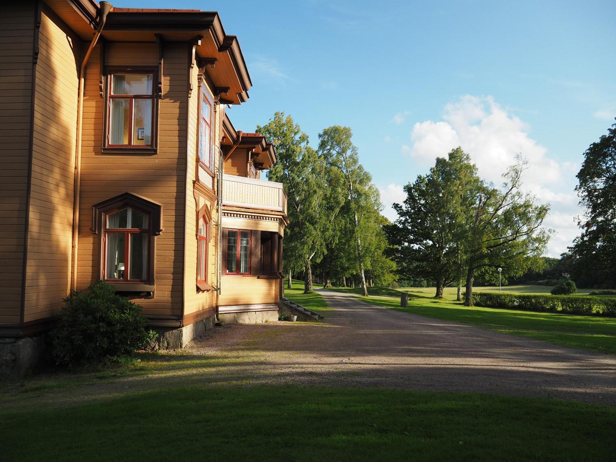 Naeaes Slott Guest House Floda  Exterior photo